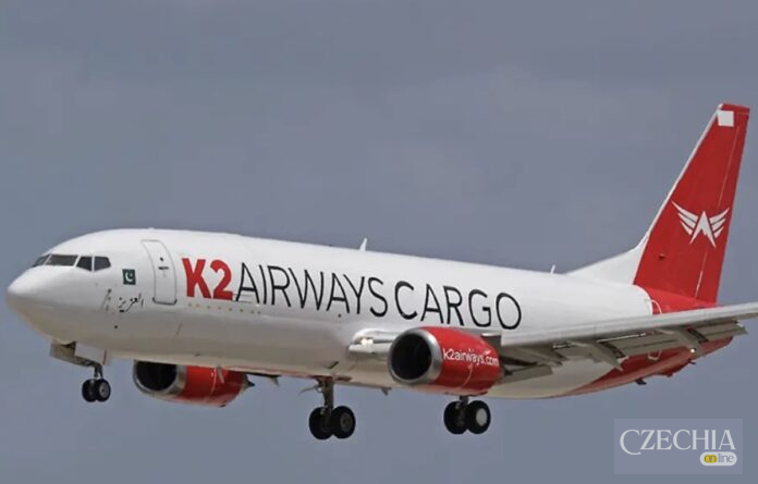 Вантажний Boeing 737 компанії K2 Airways у польоті