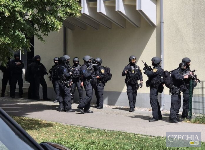 У школі в Баварії стався напад, дві дівчини тяжко поранені Озброєні поліцейські біля школи в Баварії