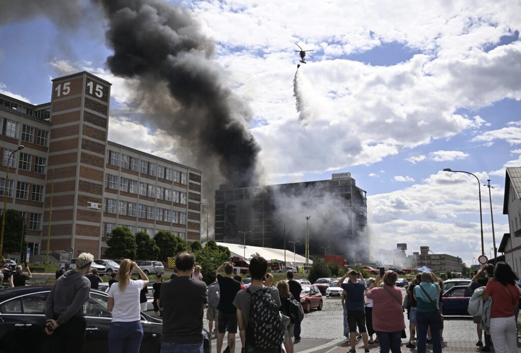 У Чехії після масштабної пожежі обвалилася будівля колишнього складу взуття. Відео - фото №