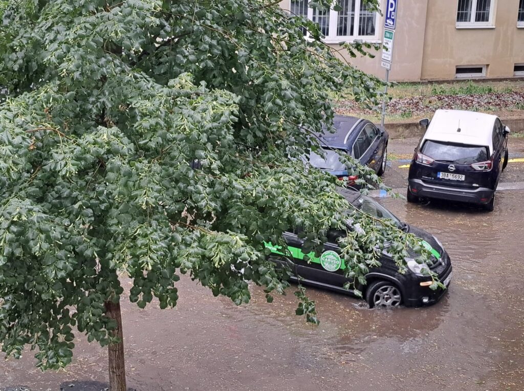 У Чехії на півдні Моравії потужна гроза затопила Брно - фото №1