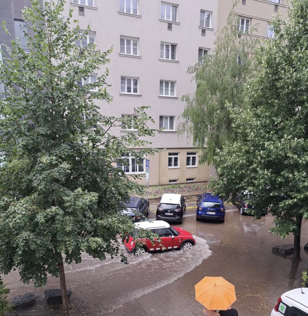 У Чехії на півдні Моравії потужна гроза затопила Брно - фото №2