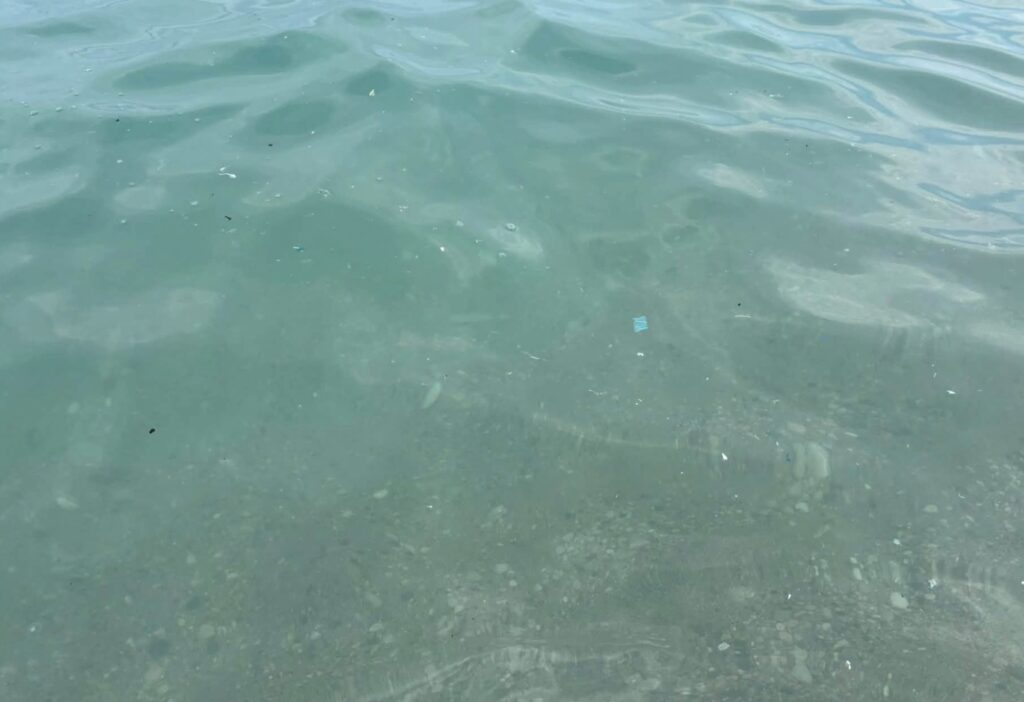 Туристи скаржаться на море, заповнене пластиком біля популярних курортів Туреччини - Світ, Мандри. Джерело: Українці в Чехії | Чеські новини для українців Туристи скаржаться на море, заповнене пластиком біля популярних курортів Туреччини - фото №2