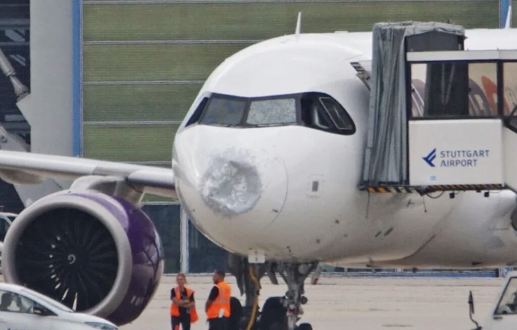 Град розбив скло кабіни літака з Єгипту: пілоти посадили Airbus у Штутгарті - фото №