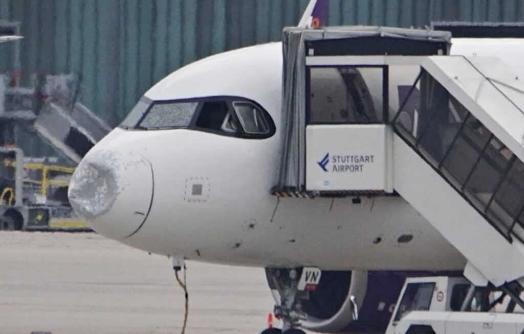 Град розбив скло кабіни літака з Єгипту: пілоти посадили Airbus у Штутгарті - фото №1