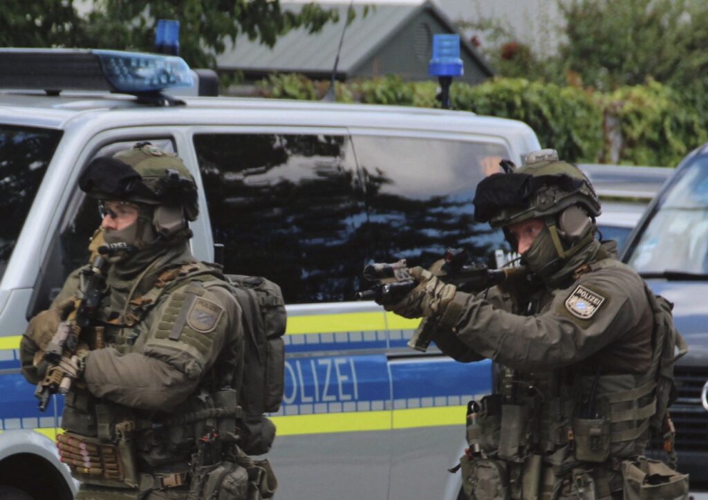 У Німеччині чоловік із ножем напав на банк — одна людина загинула - Світ. Джерело: Українці в Чехії | Чеські новини для українців У Німеччині чоловік із ножем напав на банк — одна людина загинула - фото №