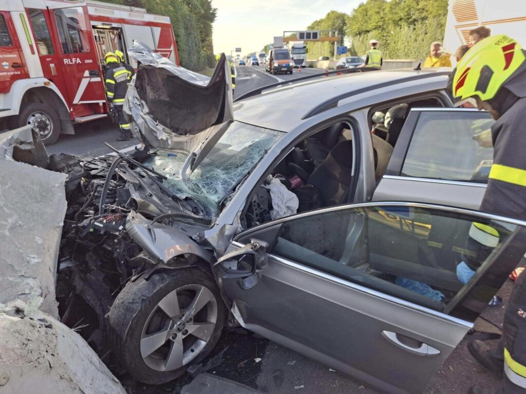 В Австрії авто чеської родини на повній швидкості врізалося у захисний бар’єр - фото №