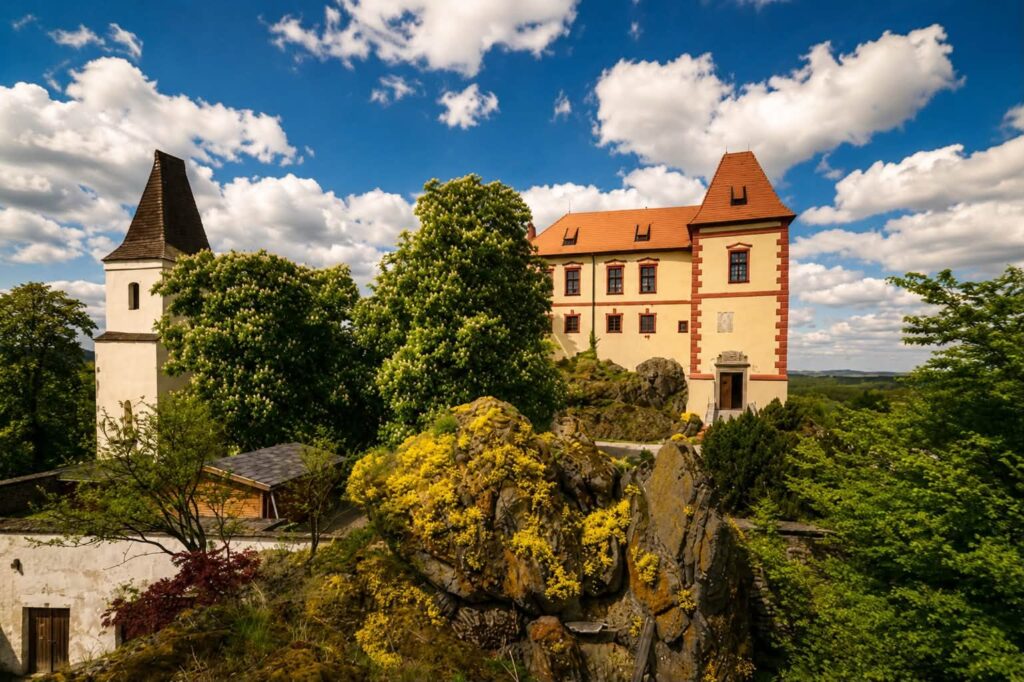 У Чехії після реконструкції відкривають замок із колекцією мотоциклів - фото №1