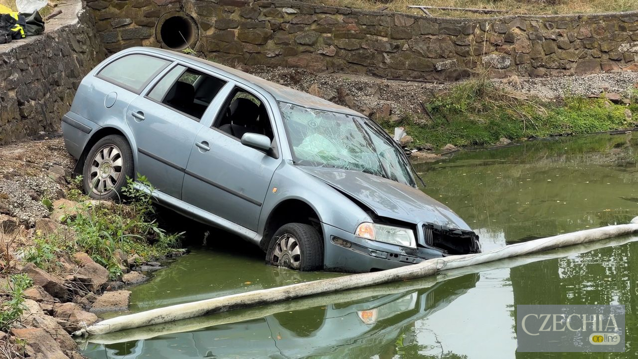 Поблизу чеського Бероуна водій Skoda після аварії опинився у ставку