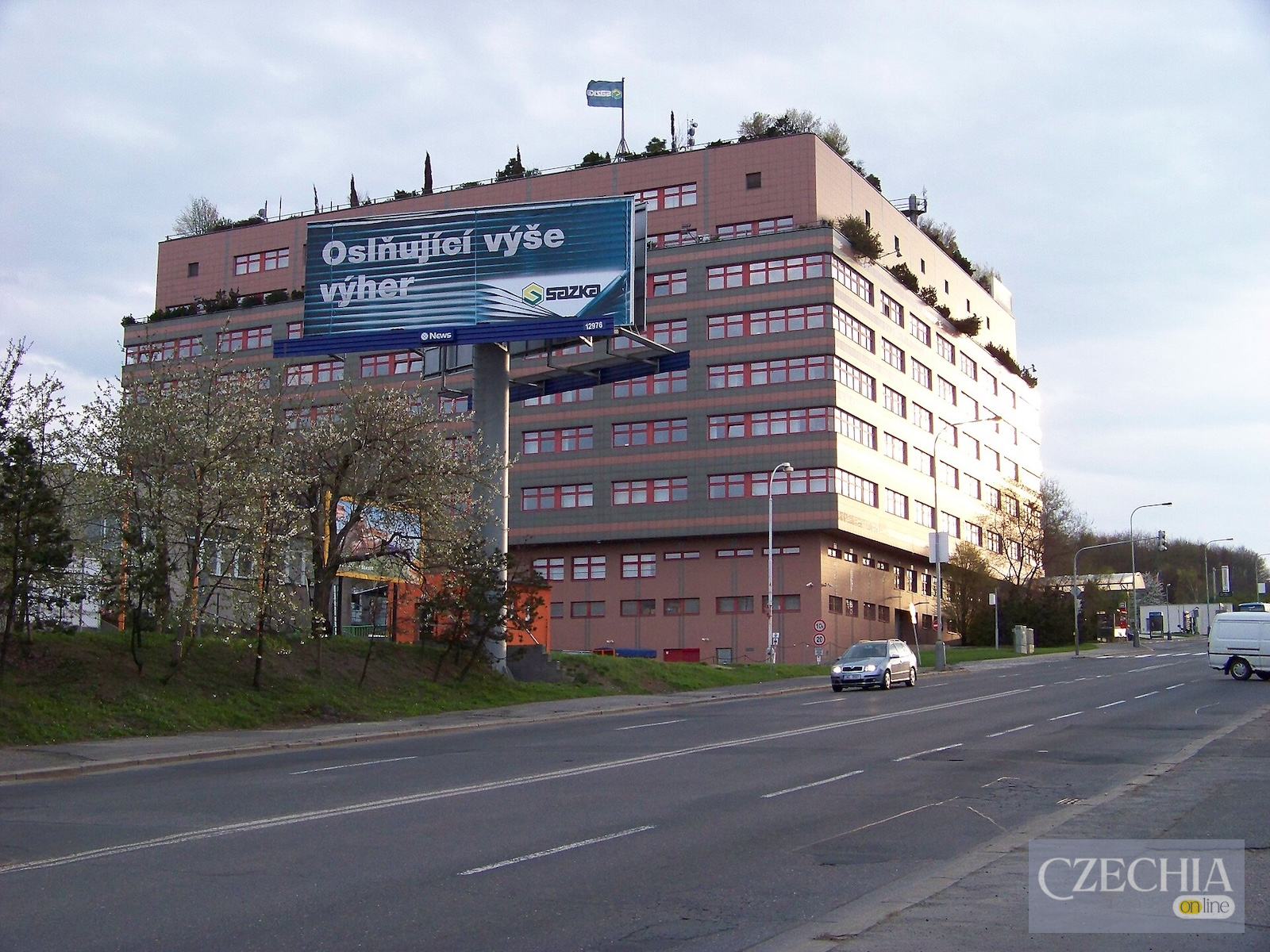 K_Žižkovu,_Sazka,_s_billboardem