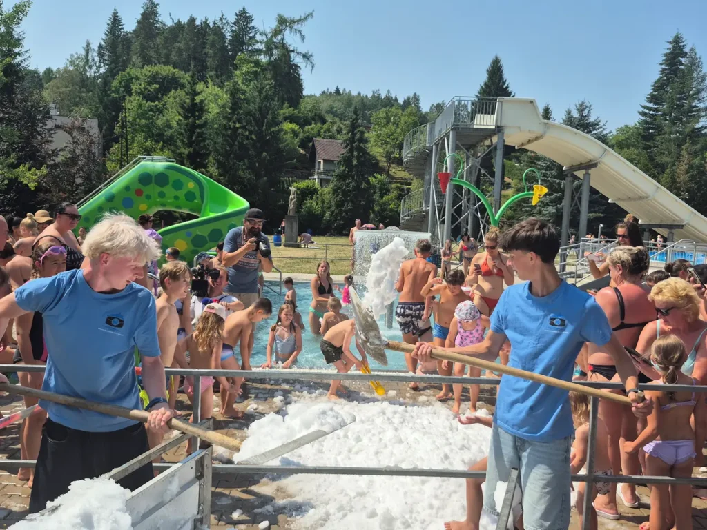 У чеському Наході відпочивальникам відкритого басейну видали два кубічних метри снігу. ФОТО - Новини Чехії. Джерело: Українці в Чехії | Чеські новини для українців У чеському Наході відпочивальникам відкритого басейну видали два кубічних метри снігу. ФОТО - фото №
