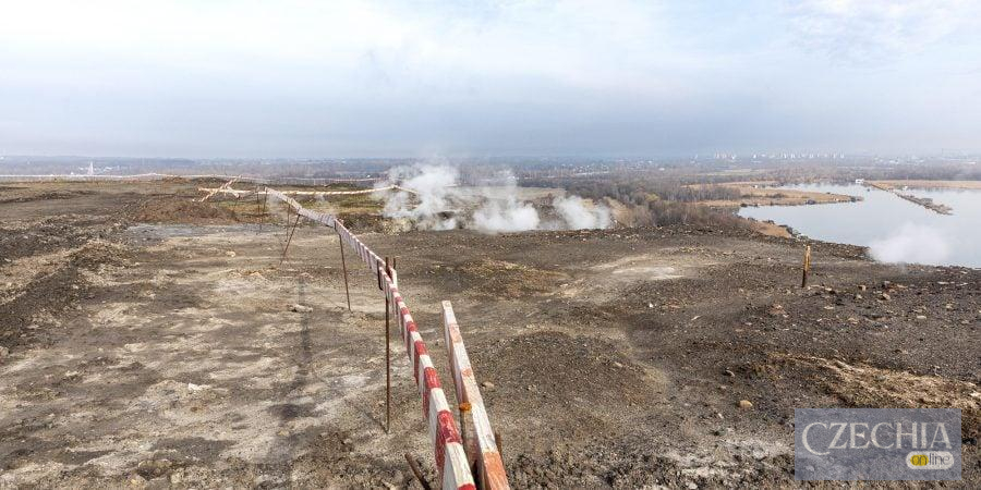 За 3 км від центру Острави горить терикон біля 3500 тонн хімвідходів: компанія просить перенести склад - фото №