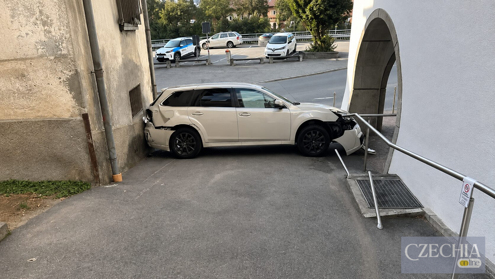 Пенсіонер у Швейцарії застряг між будинками на авто, намагаючись розвернутися. ФОТО Пенсіонер у Швейцарії застряг між будинками на авто, намагаючись розвернутися.