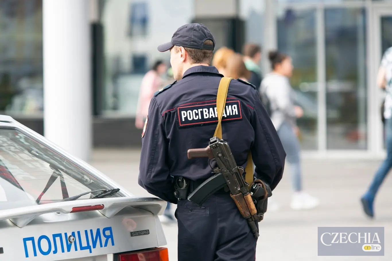 У центрі Санкт-Петербурга повністю оголений чоловік влаштував погром, пошкодивши кілька припаркованих автомобілів.