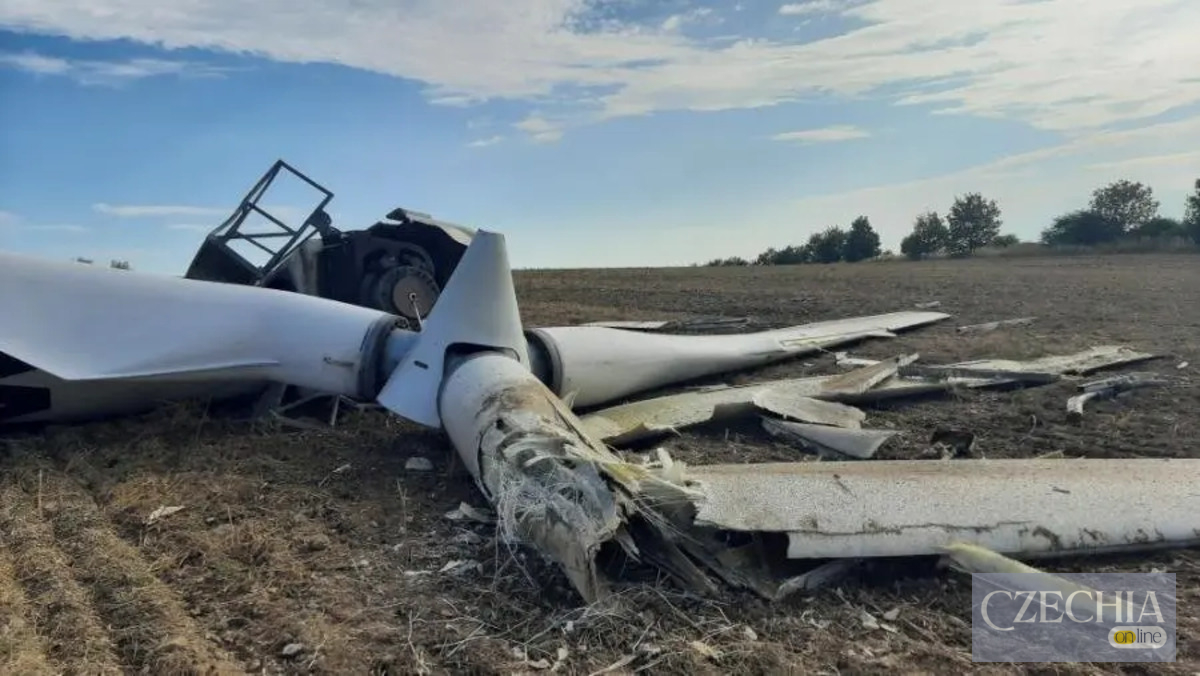 У Чехії в районі Пршерова впала 30-метрова вітрова турбіна.