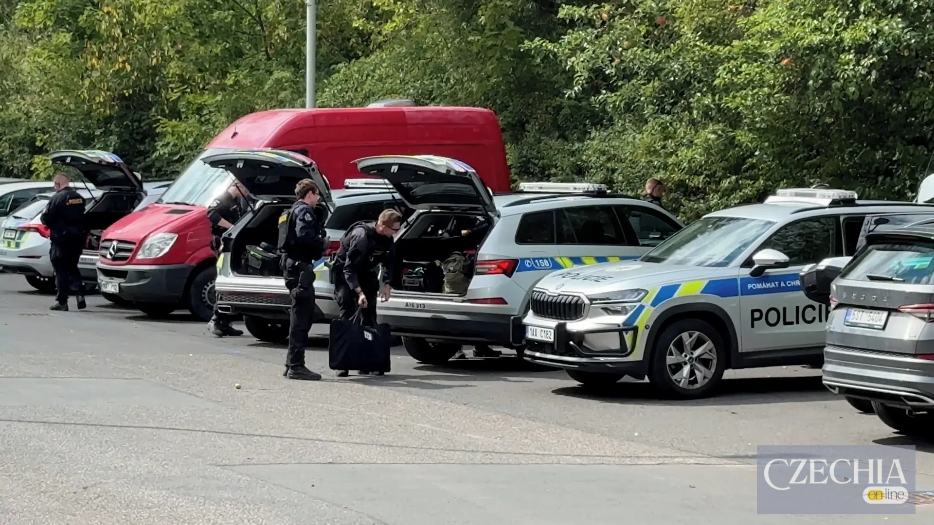 У Празі невідомий чоловік стріляв зі зброї по автомобілях, що проїжджали повз У Празі невідомий чоловік стріляв зі зброї по автомобілях, що проїжджали повз
