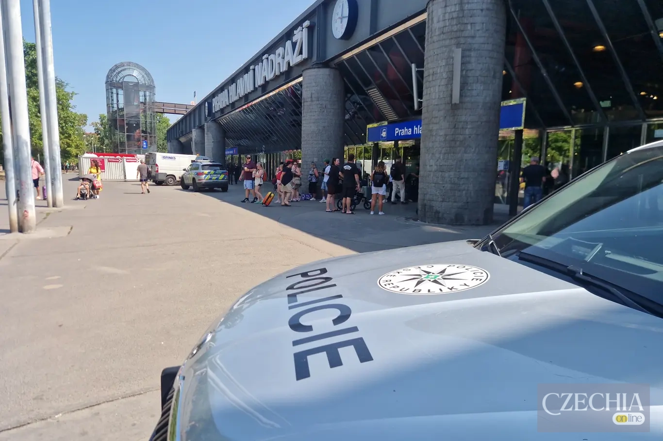 вокзал На залізничному вокзалі Праги дитина випала з дитячого візка та впала в проміжок між поїздом та платформою