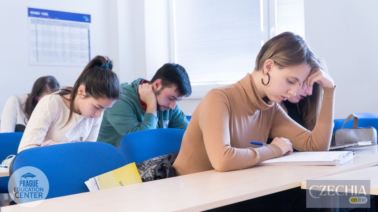 Випускникам і студентам у Чехії потрібно повідомити страхову про свій статус до 8 вересня Випускникам і студентам у Чехії потрібно повідомити страхову про свій статус до 8 вересня