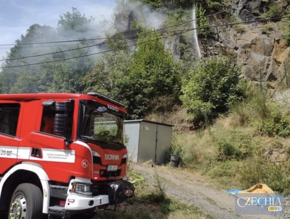 Пожежники гасять лісову пожежу в Локеті Карловарського краю