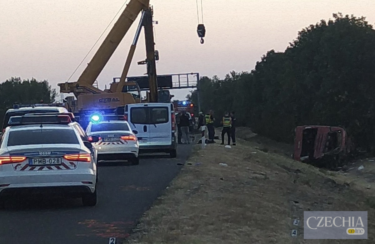 Аварія польського автобуса в Угорщині забрала 12 життів Рятувальники на місці аварії польського автобуса на трасі M3 в Угорщині