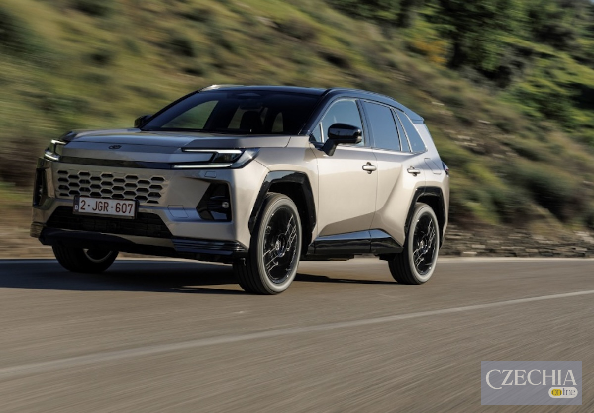 Toyota RAV4 на дорозі