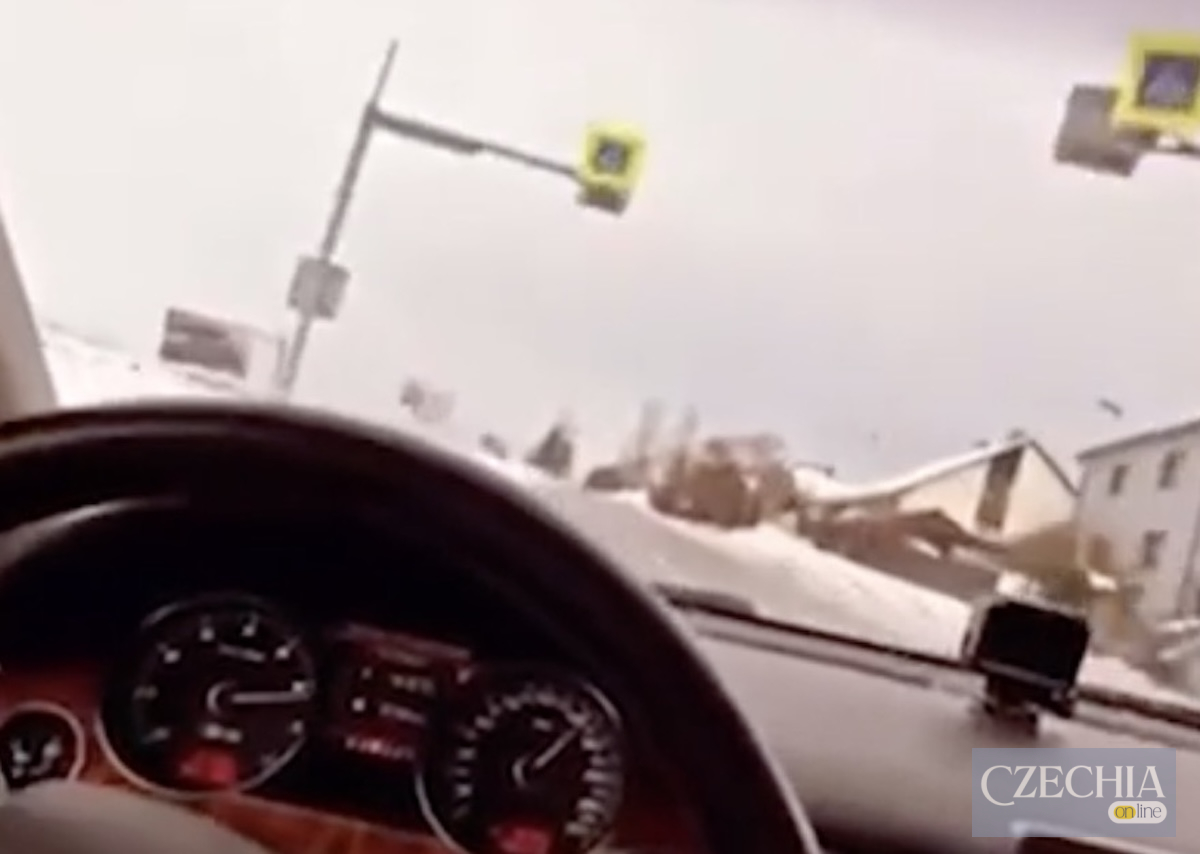 Кадр із салону Audi під час небезпечної швидкісної їзди біля Їглави
