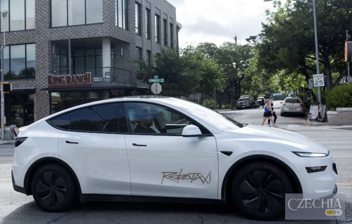 Tesla Model Y Robotaxi на вулиці Остіна в Техасі