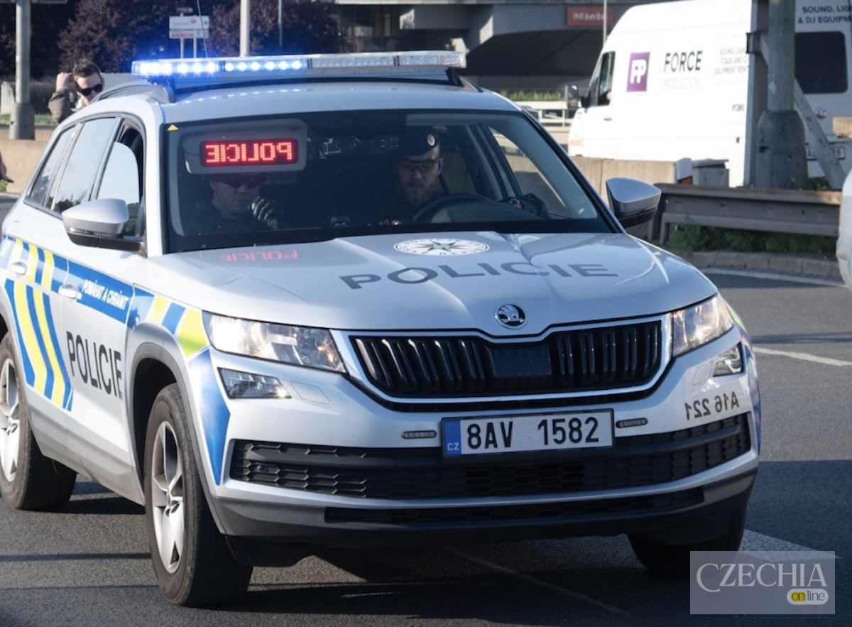 Автомобіль поліції Чехії з увімкненими проблисковими маячками