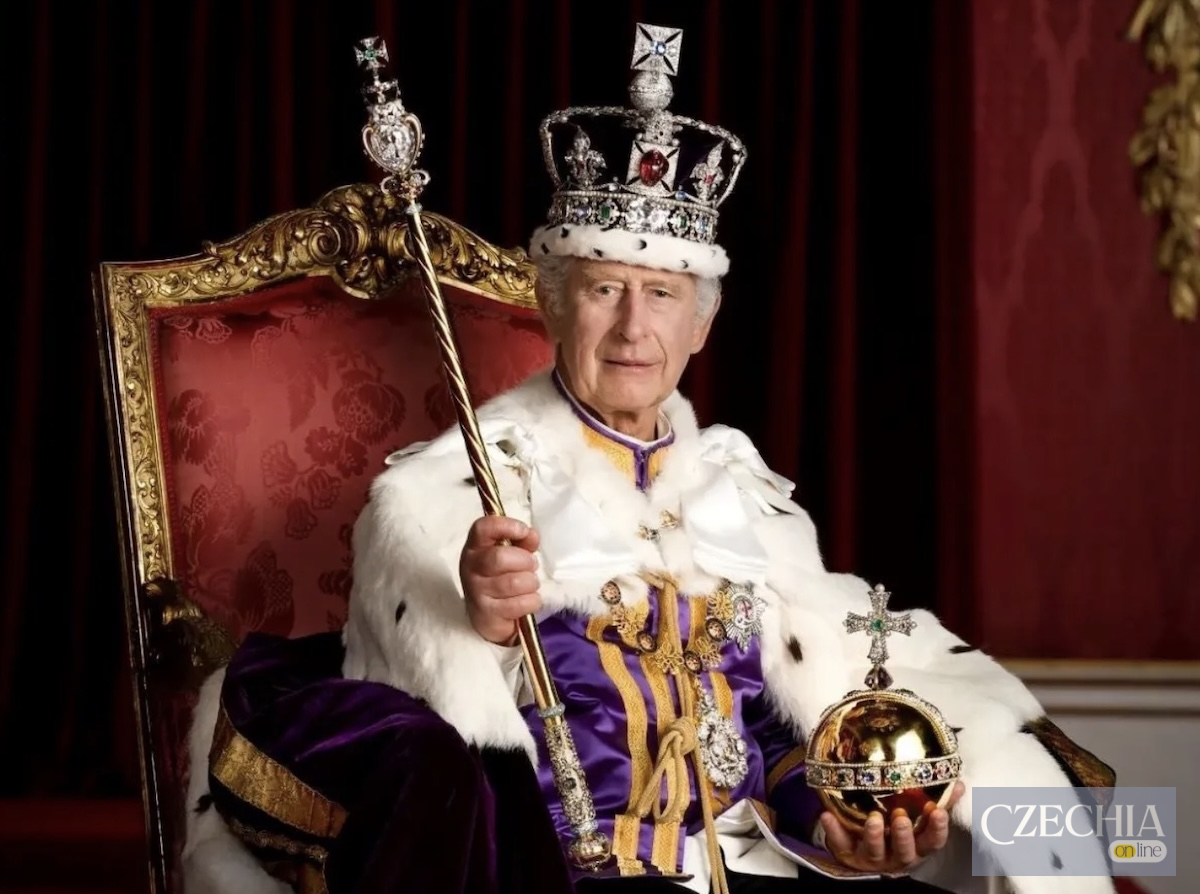 Британський монарх у коронаційному вбранні з королівськими регаліями