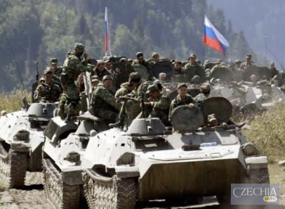 Російські військові на бронетехніці з прапорами Росії