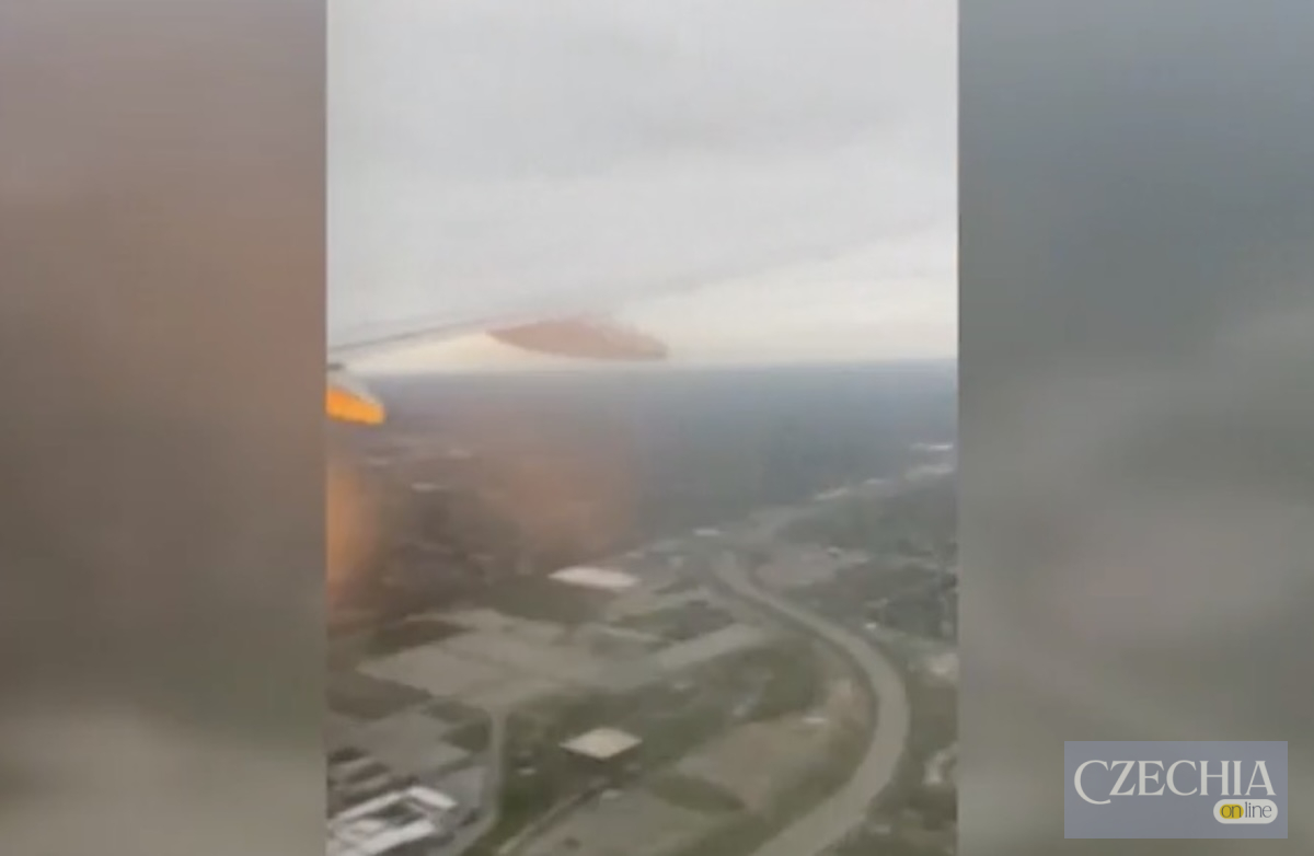 Boeing 737 American Airlines із полум’ям із правого двигуна після зіткнення з птахами