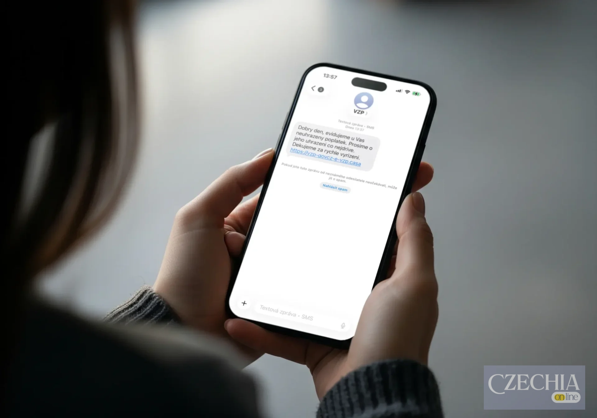 У Чехії масово поширюються шахрайські SMS від імені VZP, на людей оформлюють кредити У Чехії масово поширюються шахрайські SMS від імені VZP, на людей оформлюють кредити