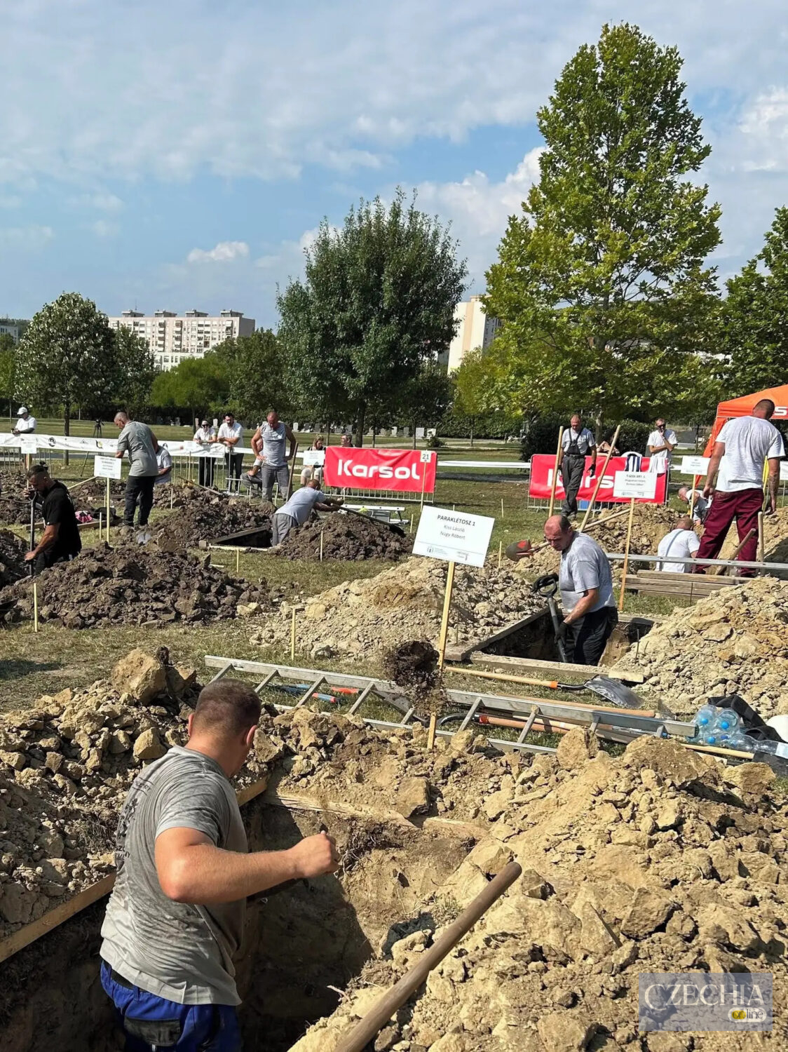 В Угорщині відбулися традиційні змагання з копання могил