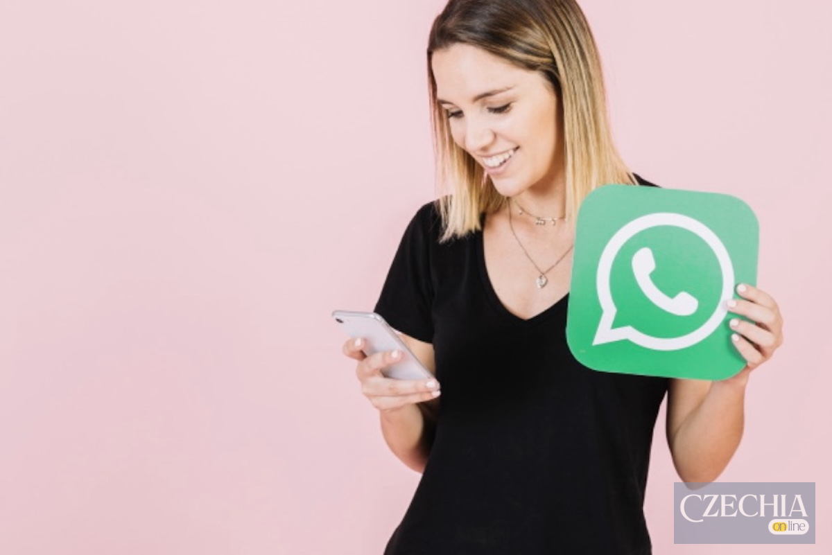 Жінка користується смартфоном поруч із логотипом WhatsApp