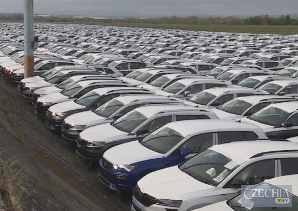 Сотні автомобілів на майданчику великого німецького автодилера