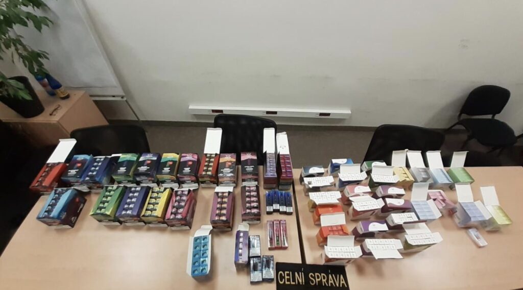 У Празі митники вилучили товари на понад 53 млн крон і 467 упаковок рідин для вейпів - фото №