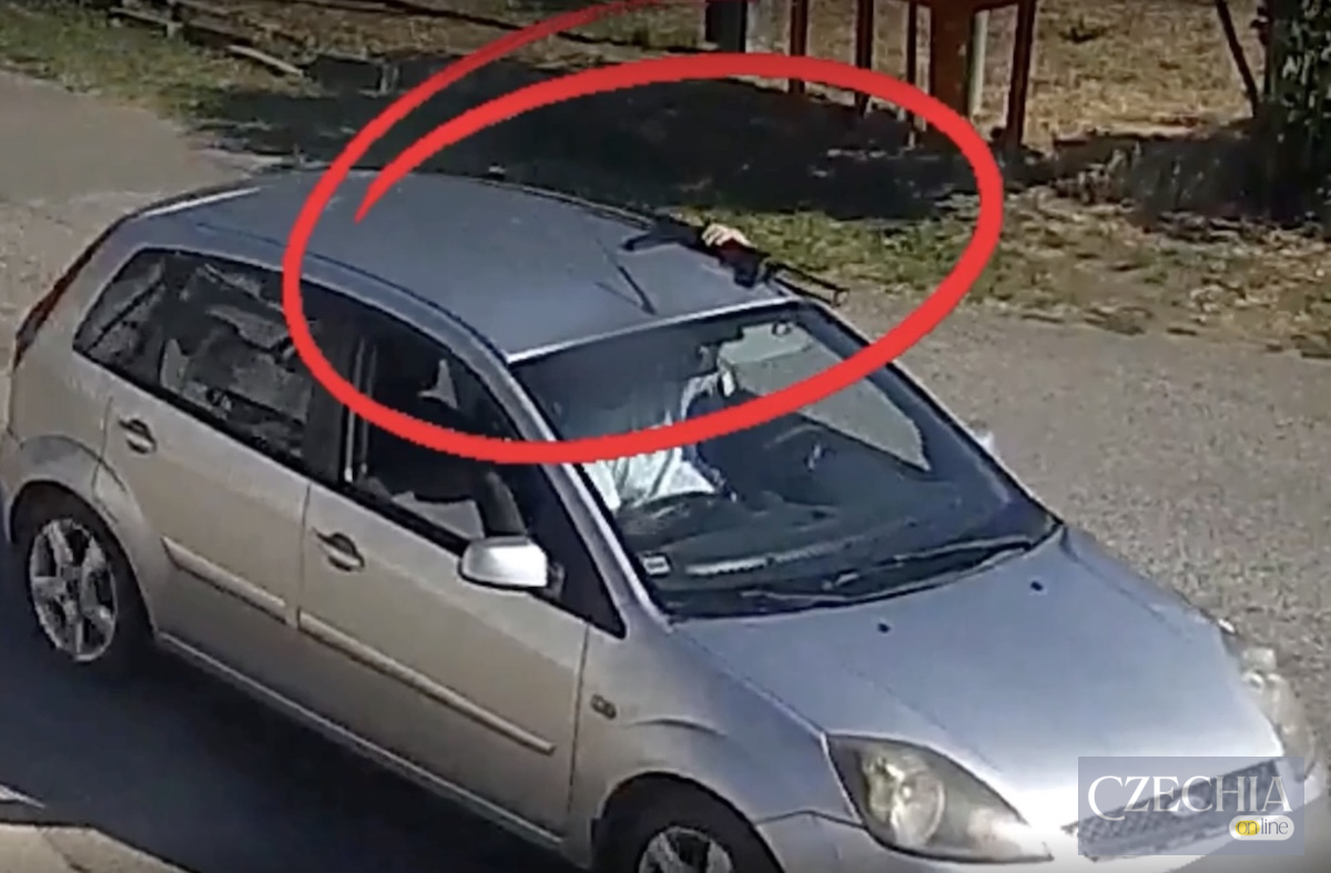 Чоловік їде автомобілем зі зброєю на даху в районі Требішов у Словаччині
