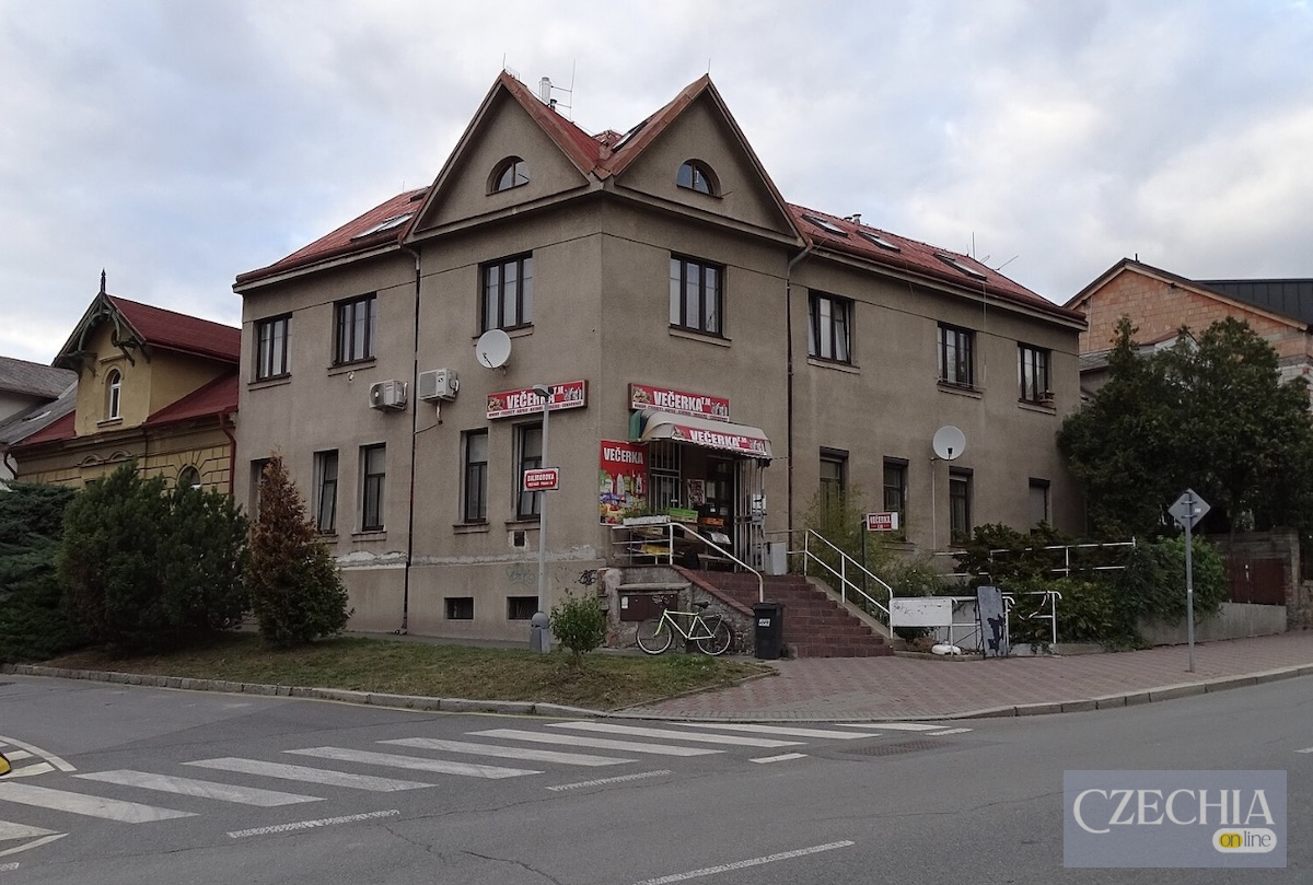 Невеликий продуктовий магазин večerka у Празі