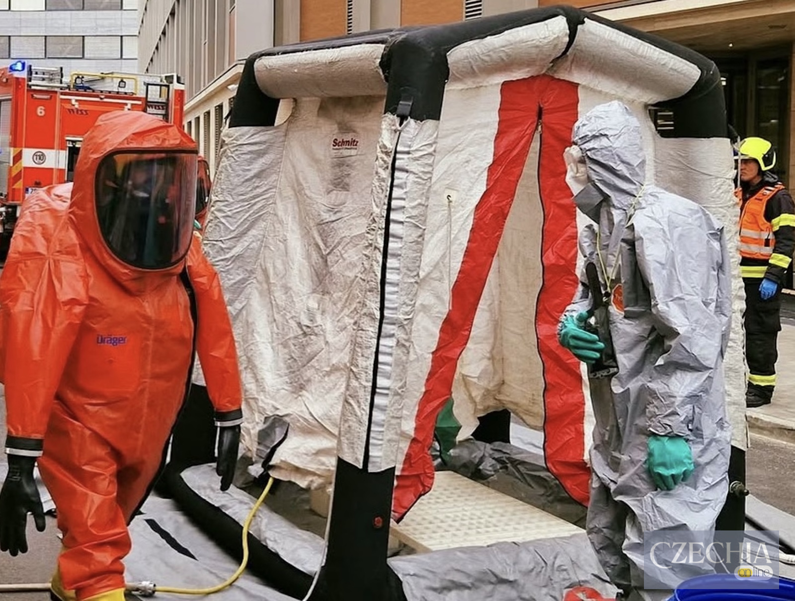 Рятувальники у захисних костюмах під час ліквідації витоку токсичної речовини у Брно