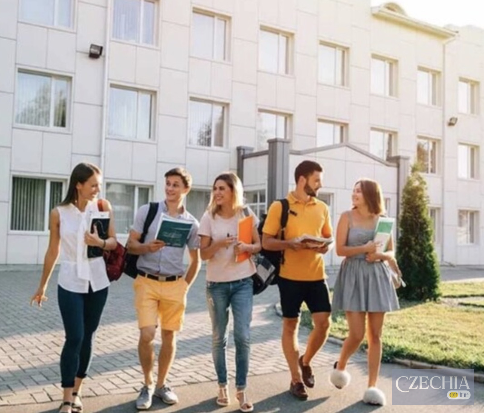 Студенти біля університетського корпусу в Чехії