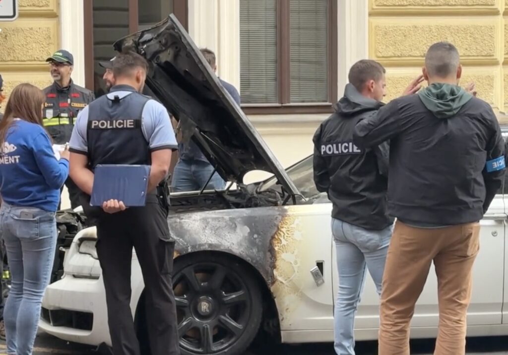 У Празі згорів Rolls-Royce: криміналісти перевіряють версію навмисного підпалу. Відео - фото №