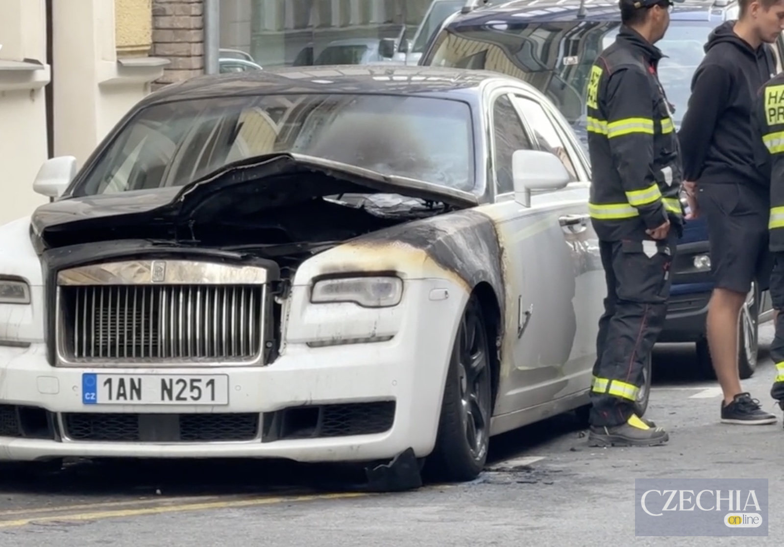 Обгорілий Rolls-Royce після пожежі на Сміхові у Празі