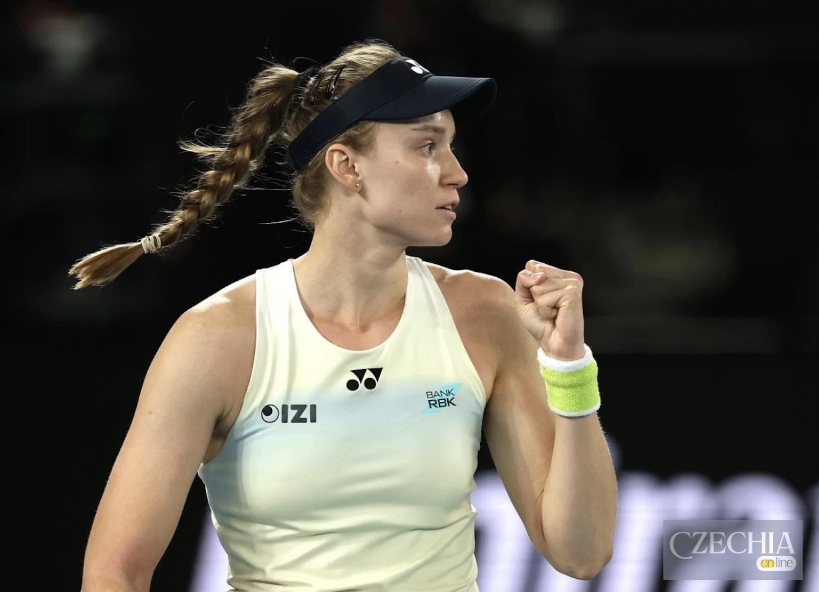 Єлена Рибакіна — чемпіонка US Open-2026 Єлена Рибакіна на тенісному корті з піднятим кулаком
