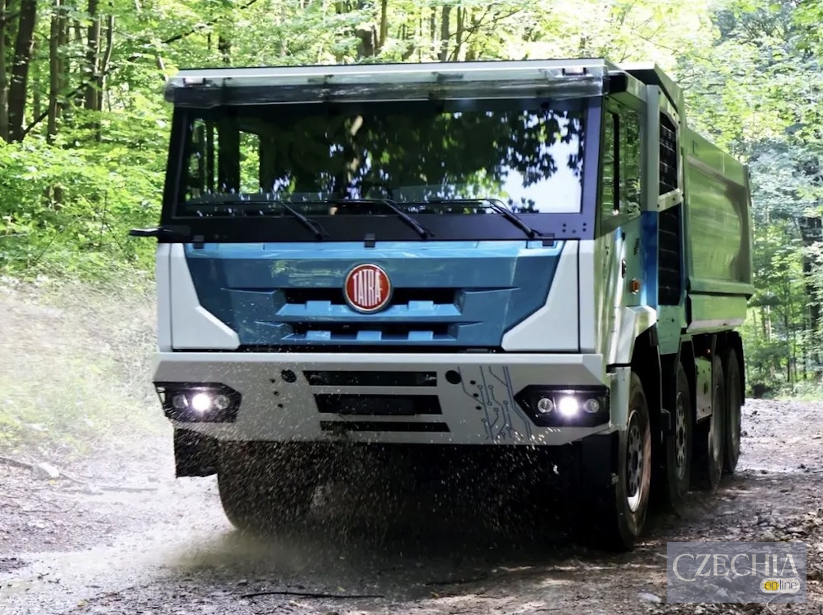Вантажівка Tatra Force e-Drive 8×8 на лісовій дорозі