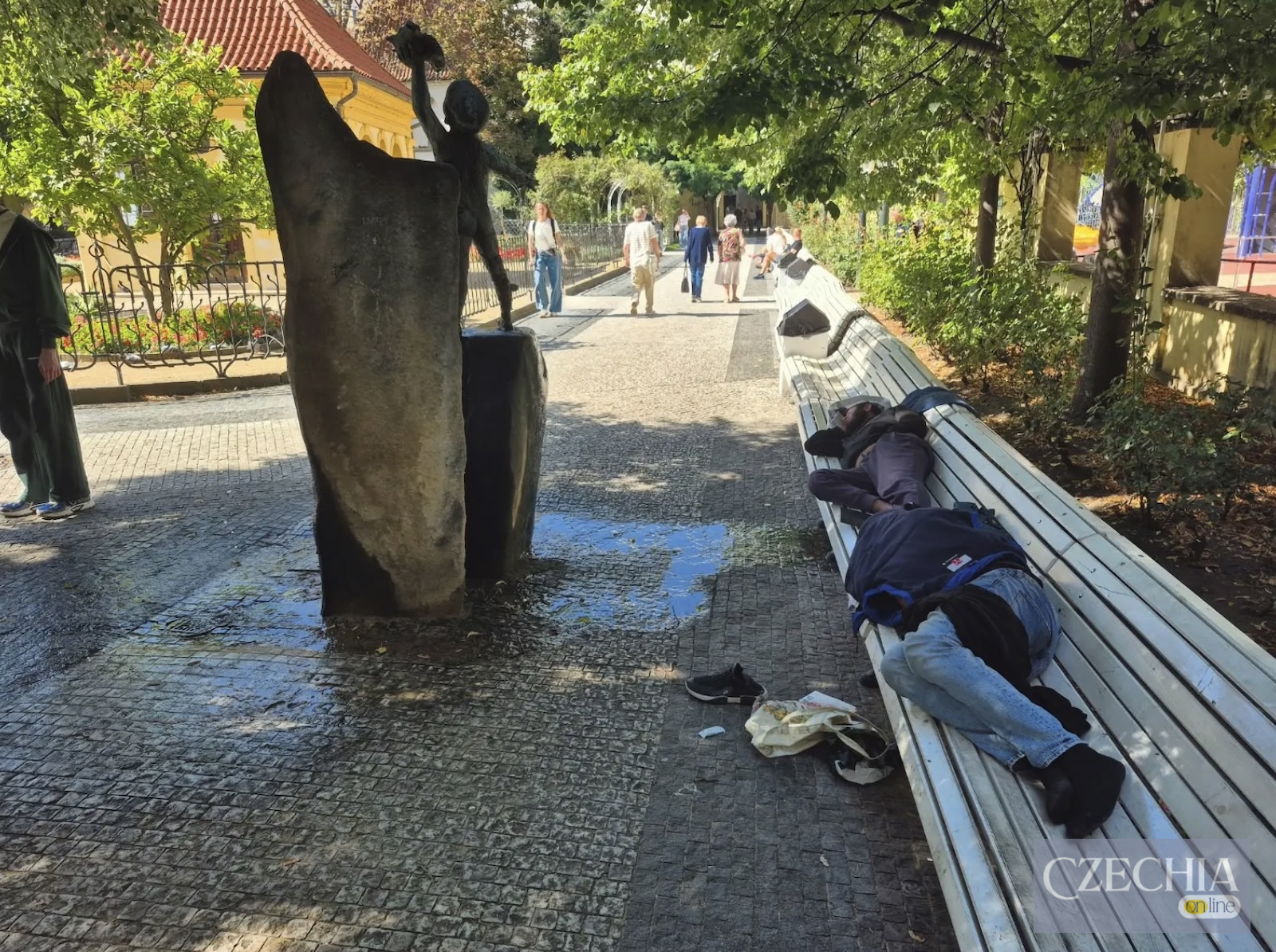 Францисканський сад у центрі Праги Люди лежать на лавці у Францисканському саду в центрі Праги