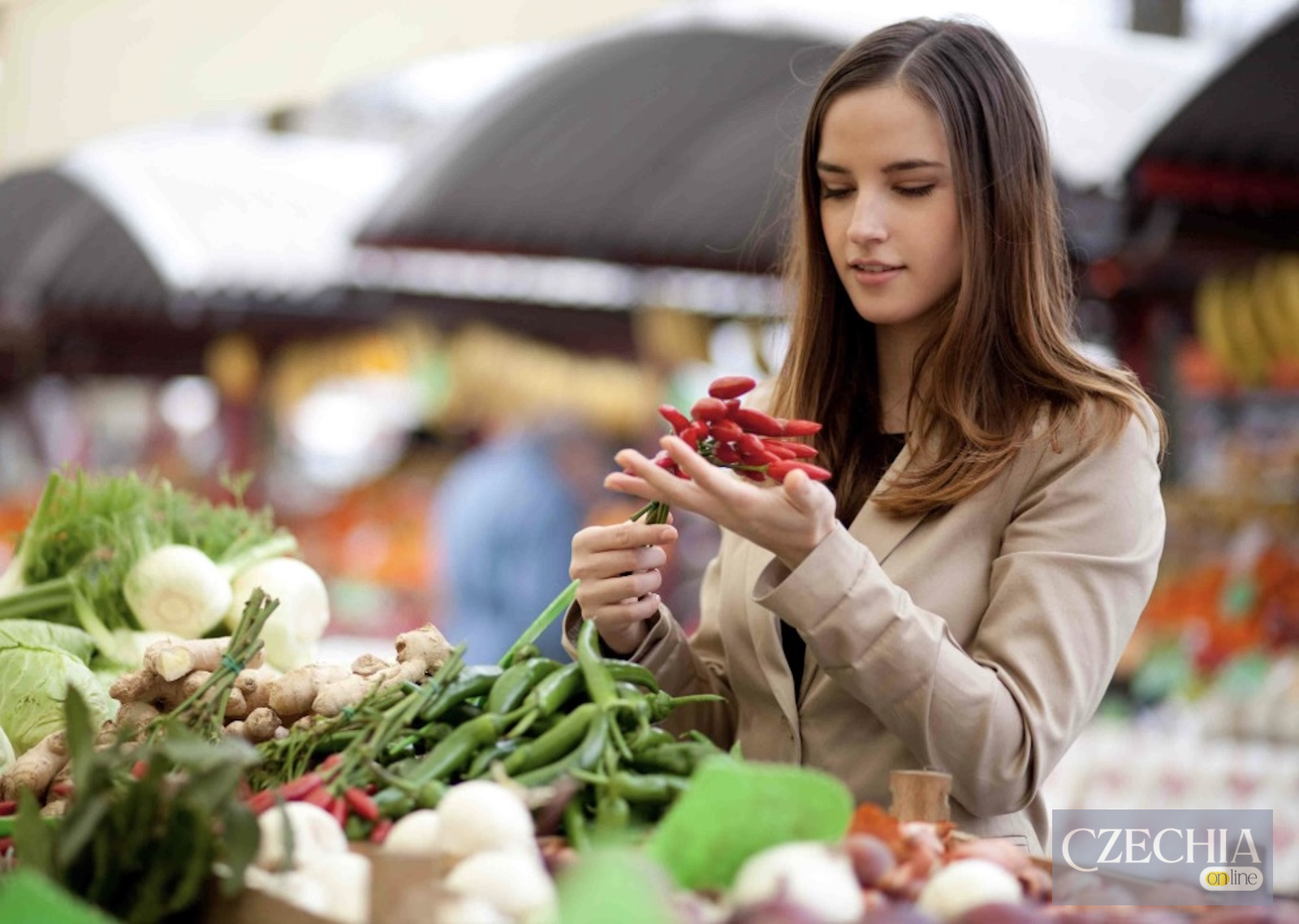 Відкликання продуктів у Чехії Покупчиня обирає овочі на продуктовому ринку