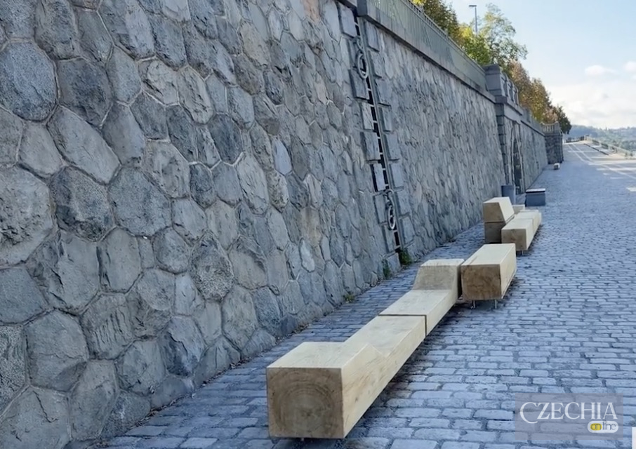 Нові лавки за 5 млн крон у Празі вже тріскаються: фахівці кажуть, тріщини стануть більшими - фото №6