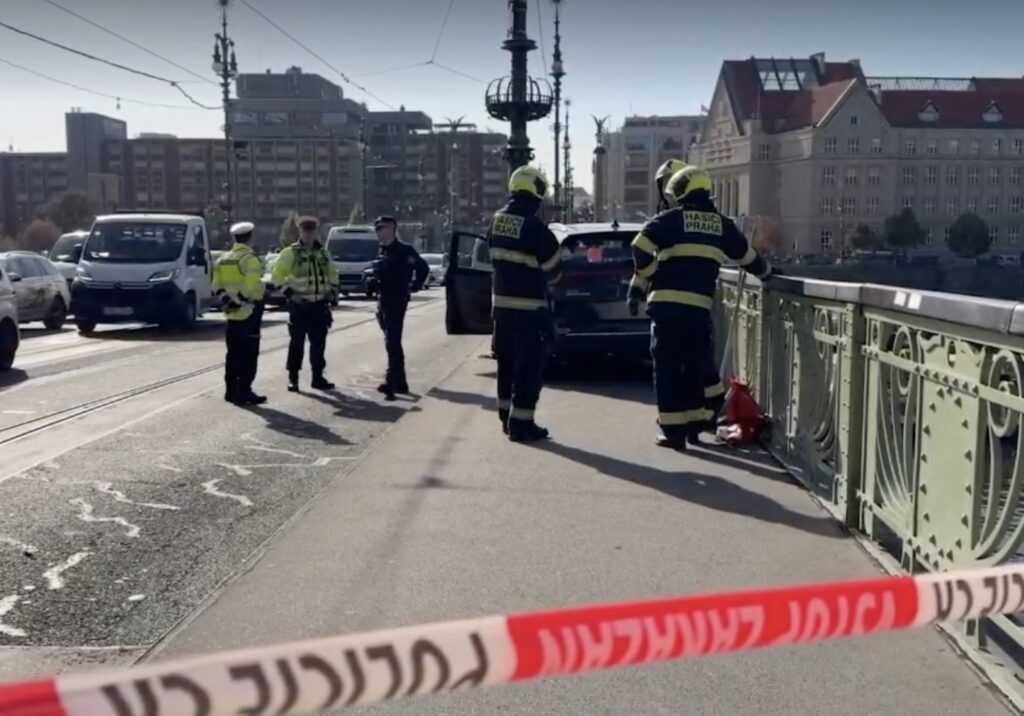 У центрі Праги авто виїхало на тротуар і збило двох пішоходів: один у критичному стані - фото №