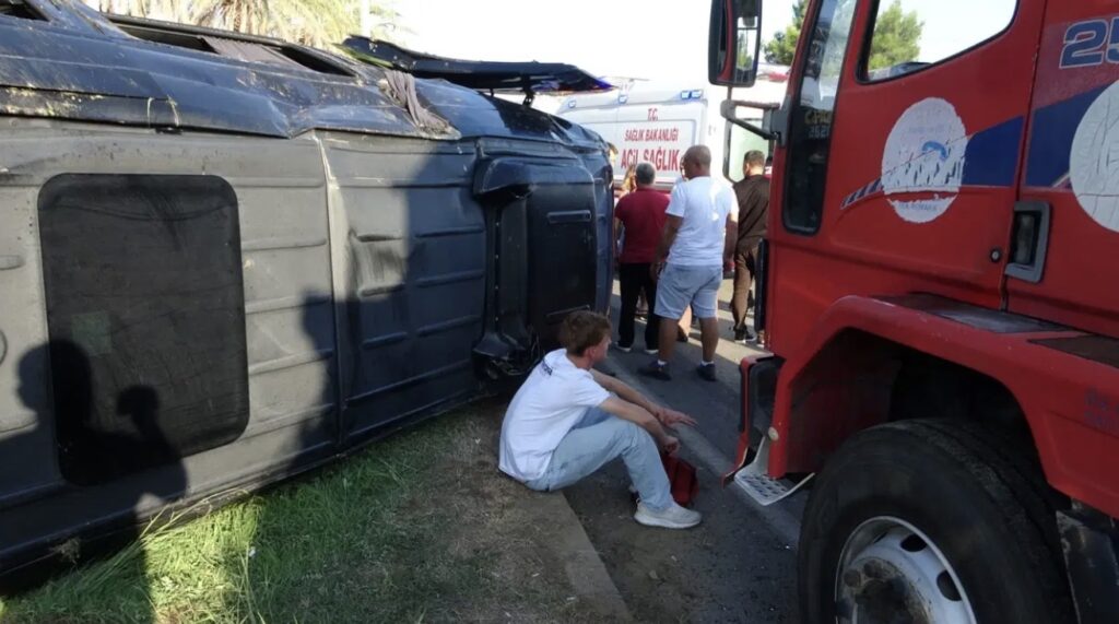 У Туреччині перекинувся мікроавтобус із чехами та українцями: щонайменше 15 постраждалих - Світ, Мандри. Джерело: Українці в Чехії | Чеські новини для українців У Туреччині перекинувся мікроавтобус із чехами та українцями: щонайменше 15 постраждалих - фото №1