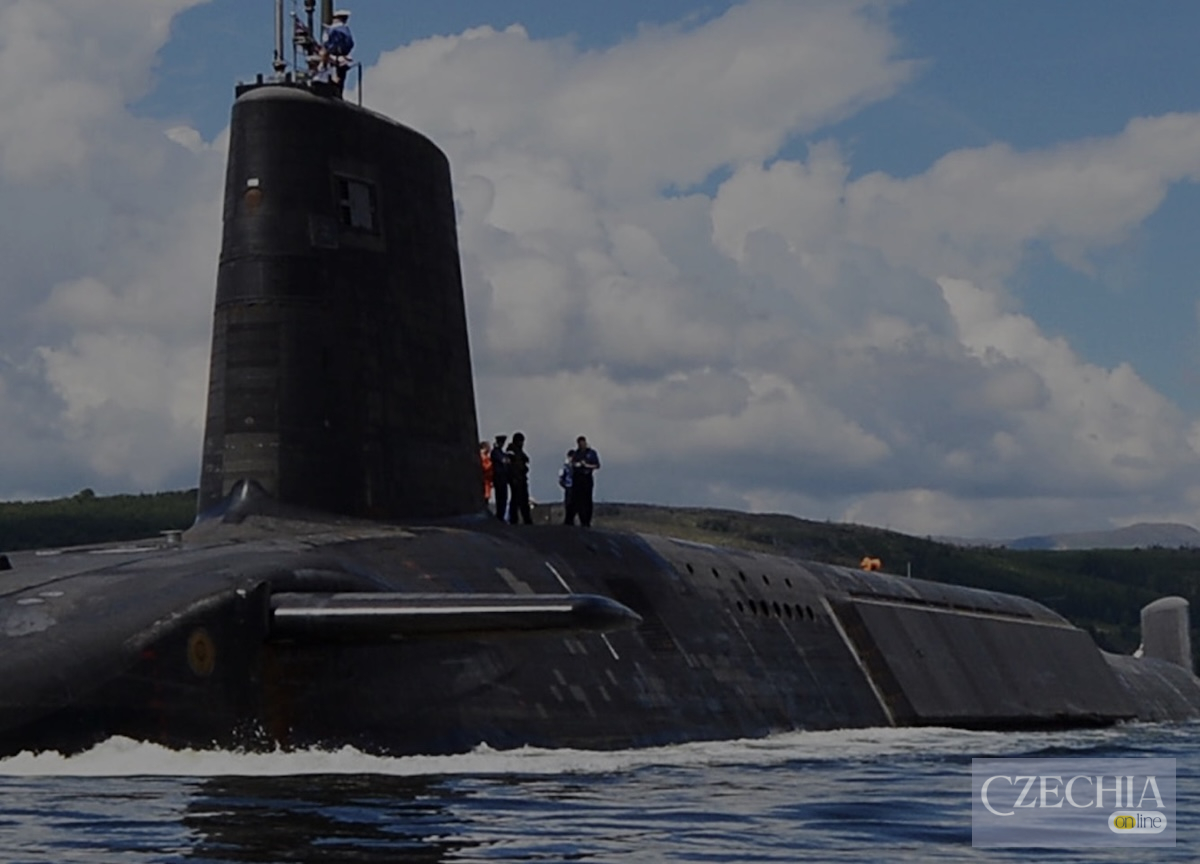 Британська ядерна парасолька для країн JEF Британський атомний підводний човен класу Vanguard із ракетами Trident