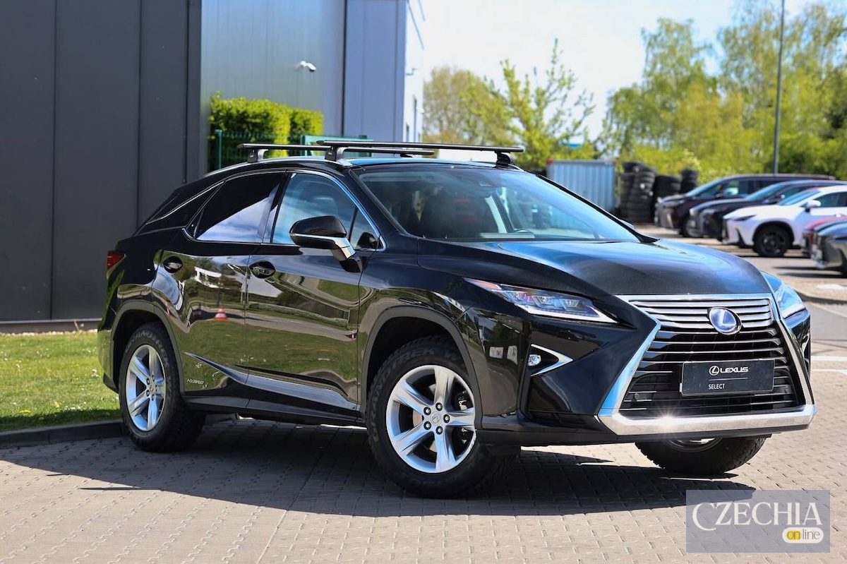Викрадений Lexus RX450h у Празі Чорний Lexus RX450h, викрадений у Празі на Арбесовій площі